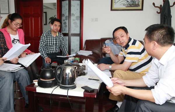 我公司人員認(rèn)真聆聽平煤質(zhì)檢處王處長講解企業(yè)標(biāo)準(zhǔn)。